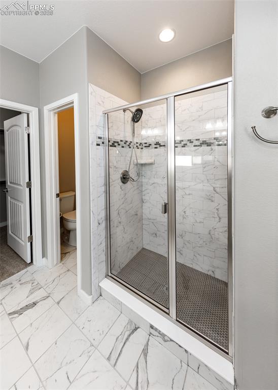 Image 23 of 50: Bathroom