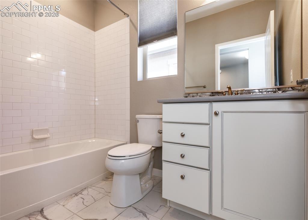 Image 26 of 50: Bathroom