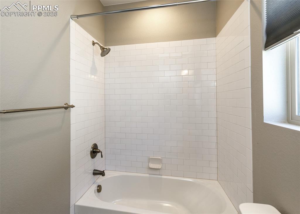 Image 28 of 50: Bathroom