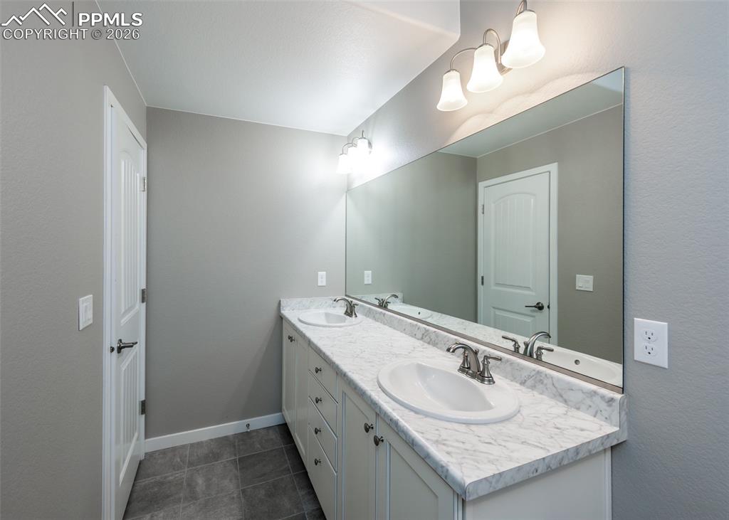 Image 40 of 50: Bathroom