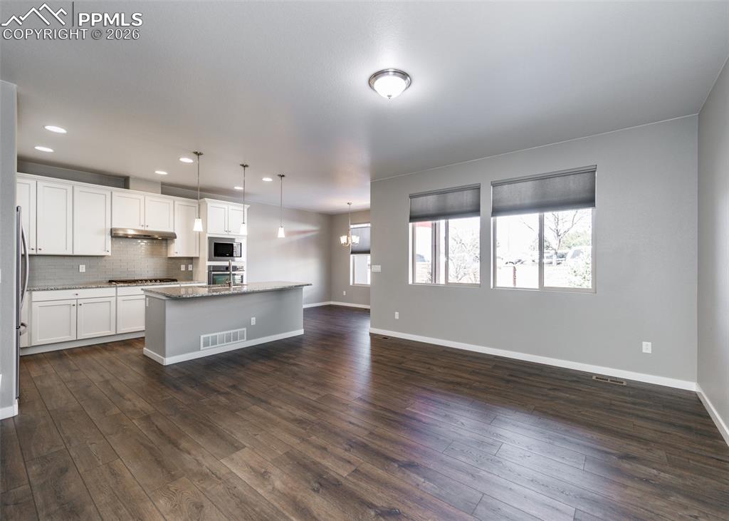 Image 5 of 50: Kitchen