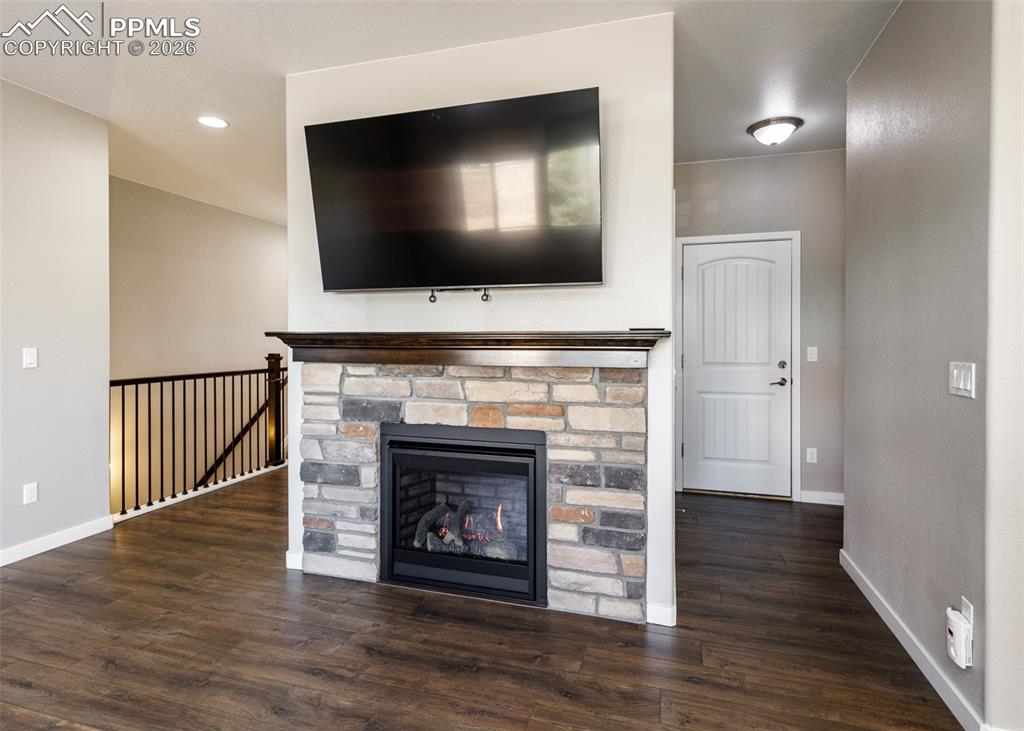 Image 8 of 50: Living Room