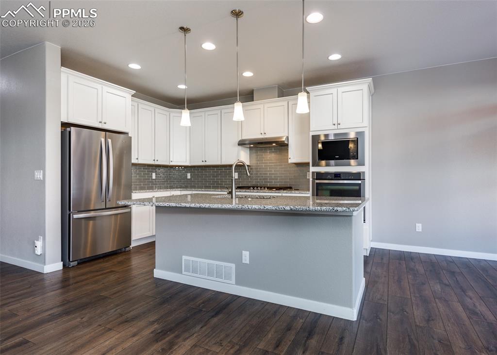 Image 9 of 50: Kitchen