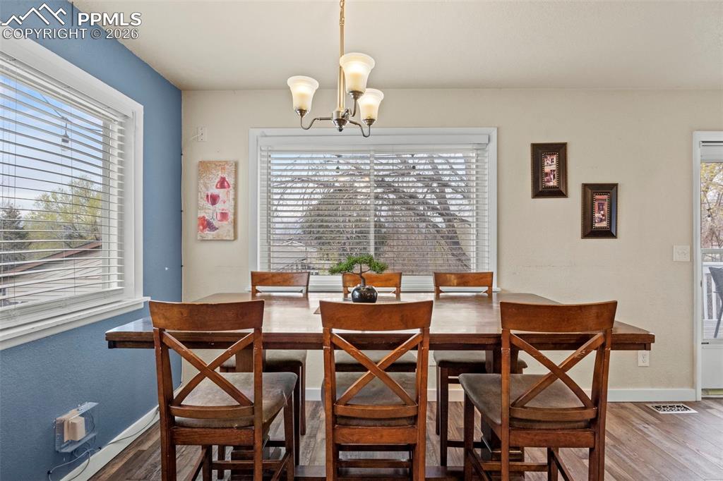 Image 10 of 32: Dining Area