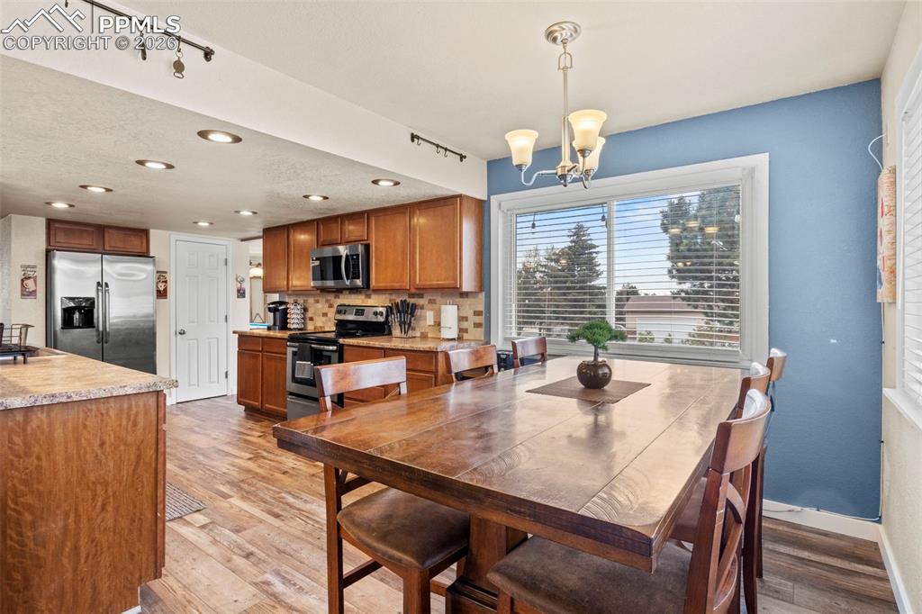 Image 11 of 32: Dining Area