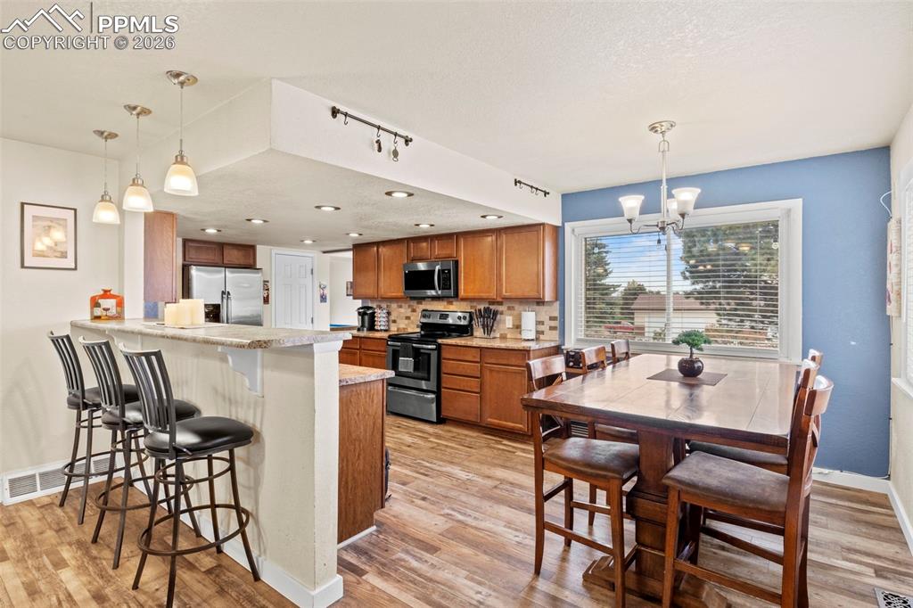 Image 12 of 32: Kitchen