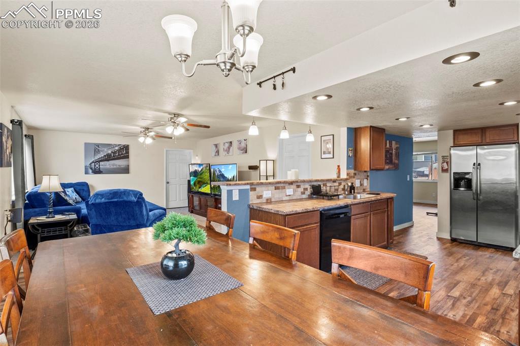 Image 13 of 32: Dining Area