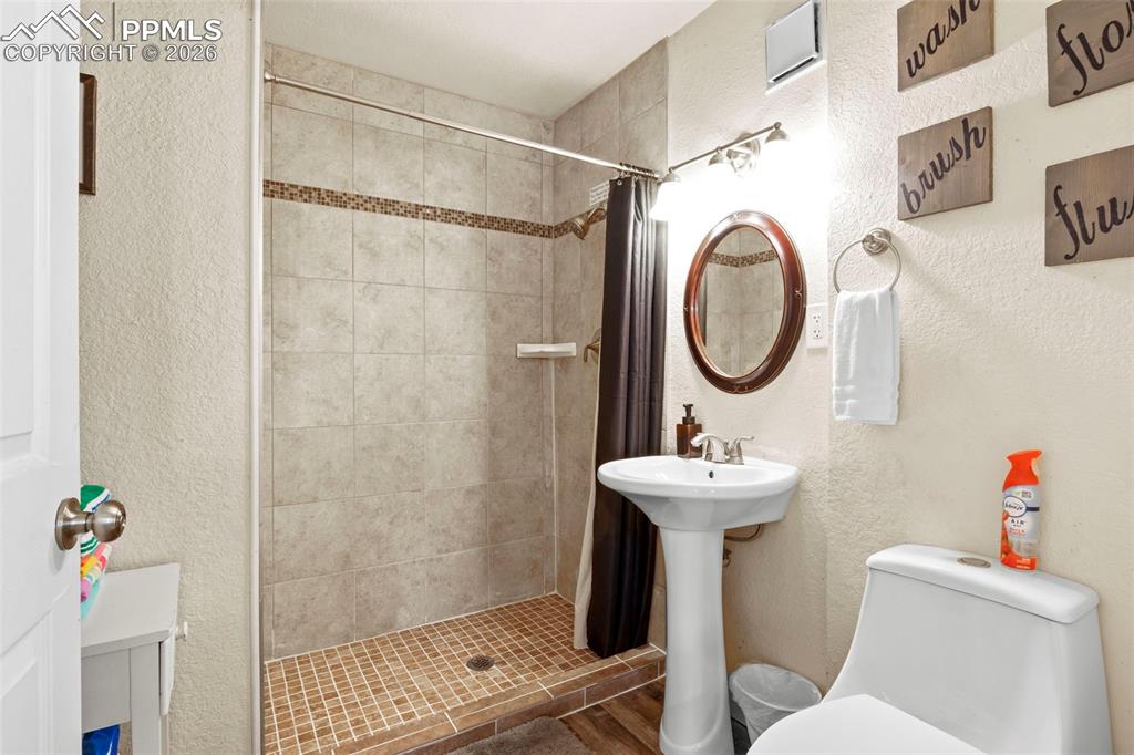 Image 17 of 32: Bathroom