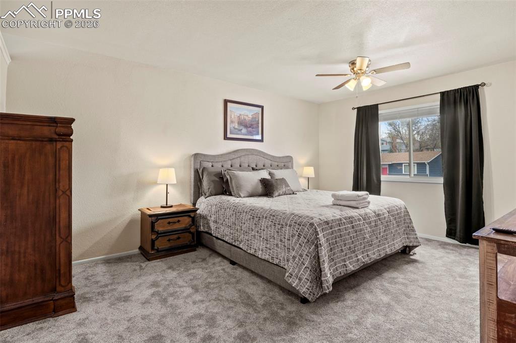 Image 21 of 32: Bedroom