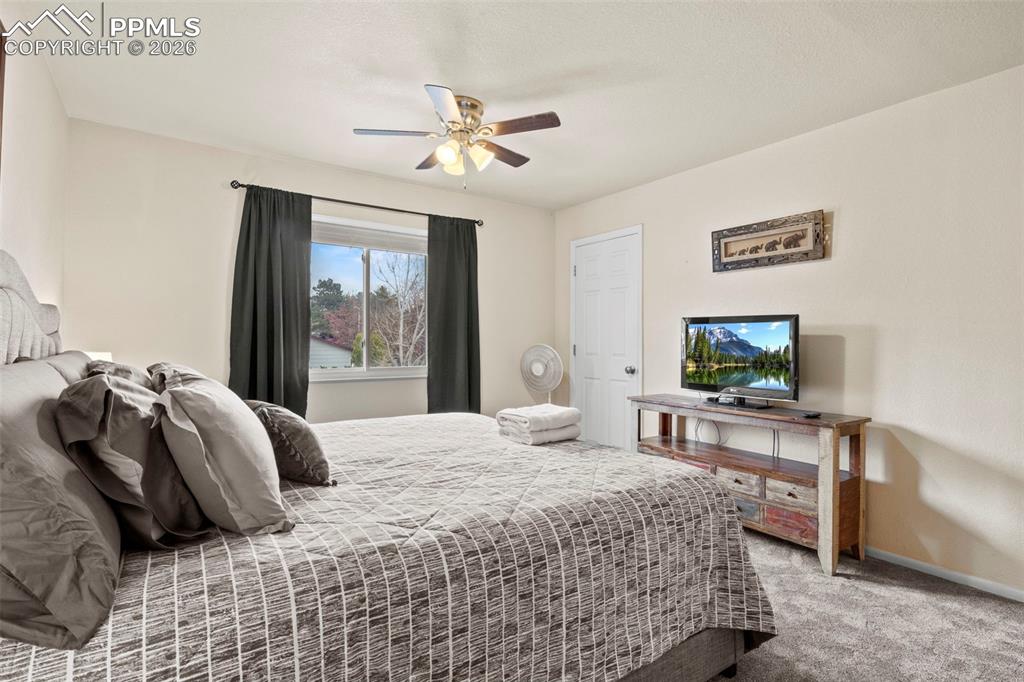 Image 22 of 32: Bedroom