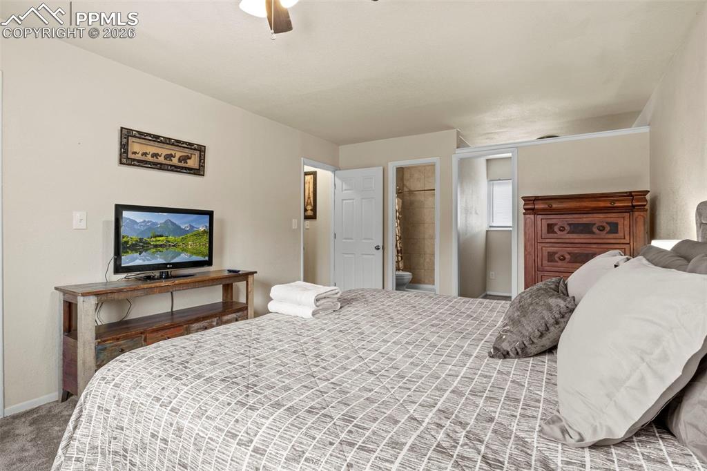 Image 23 of 32: Bedroom