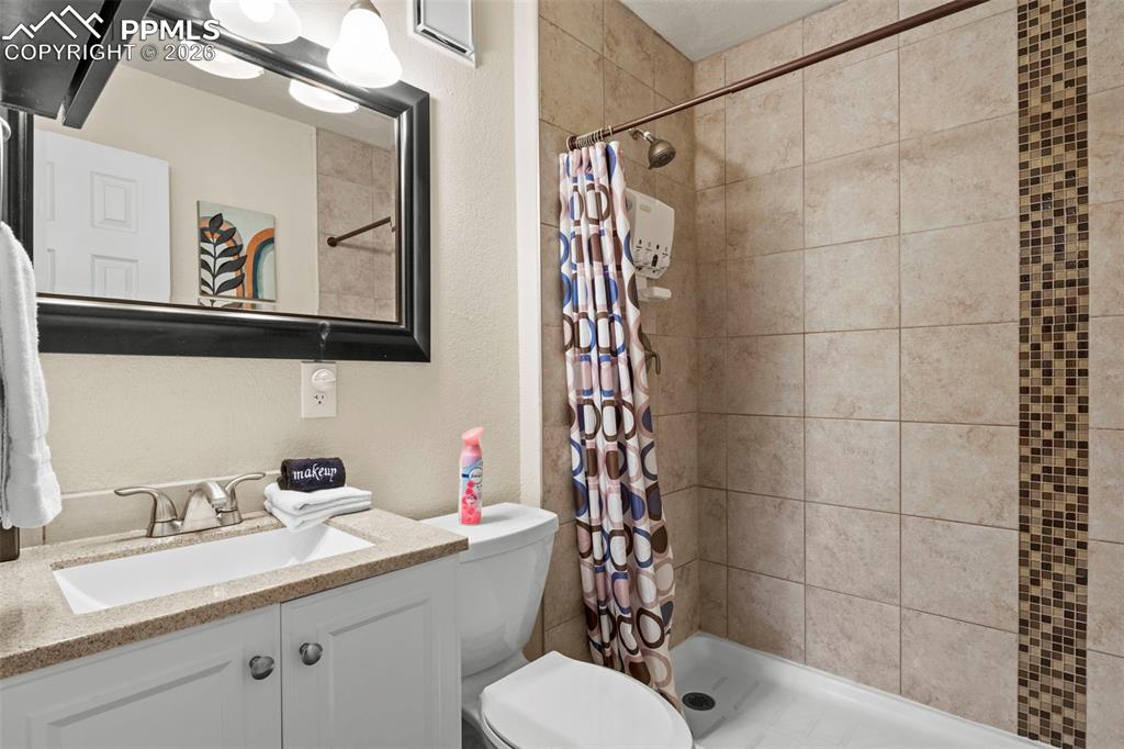 Image 24 of 32: Bathroom