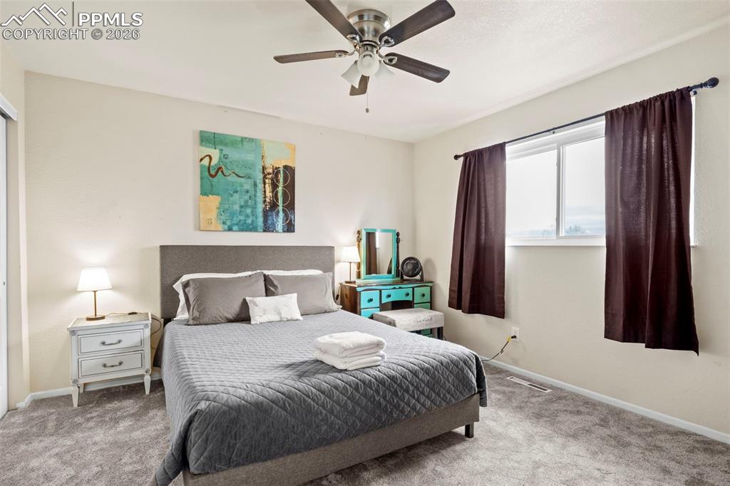 Image 25 of 32: Bedroom