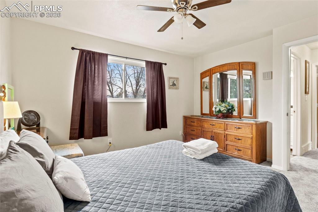 Image 26 of 32: Bedroom