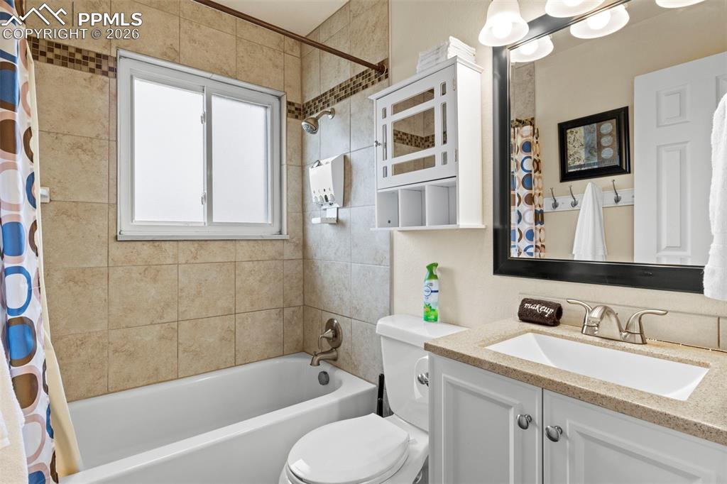 Image 27 of 32: Bathroom