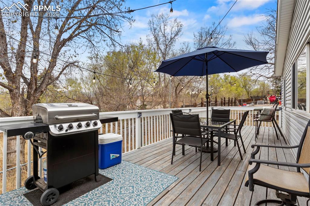 Image 30 of 32: Deck