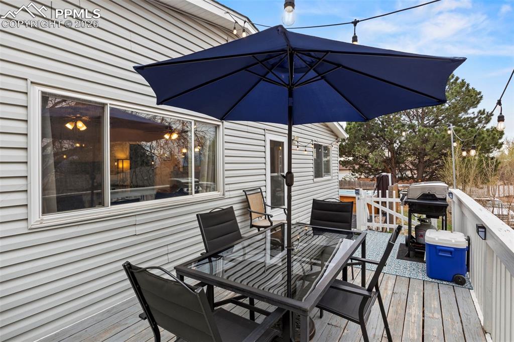 Image 31 of 32: Deck