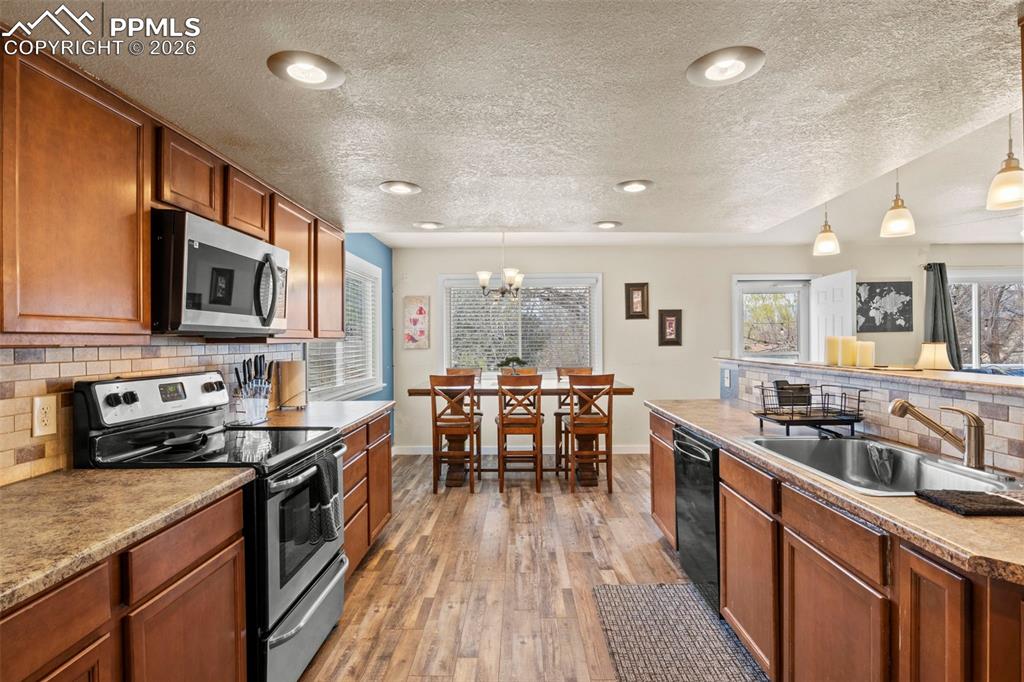 Image 7 of 32: Kitchen