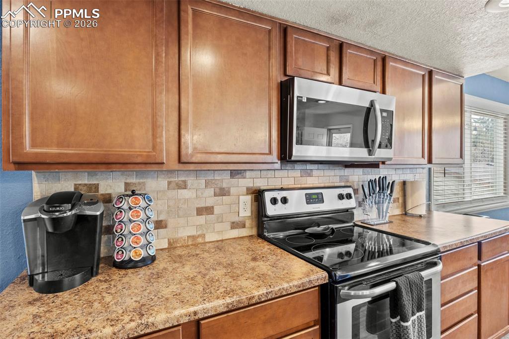 Image 8 of 32: Kitchen