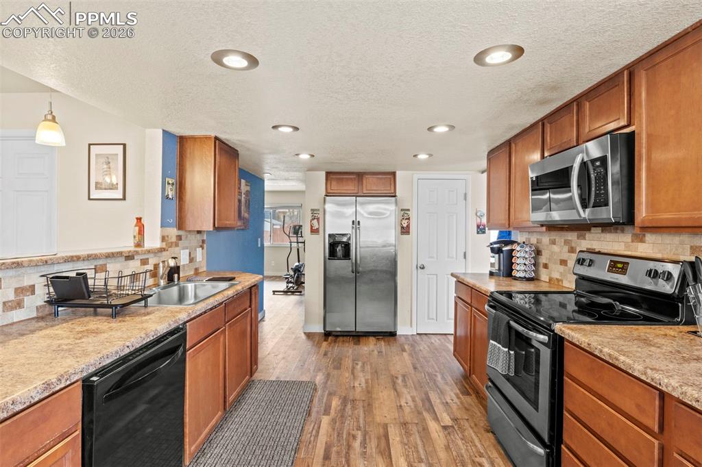 Image 9 of 32: Kitchen