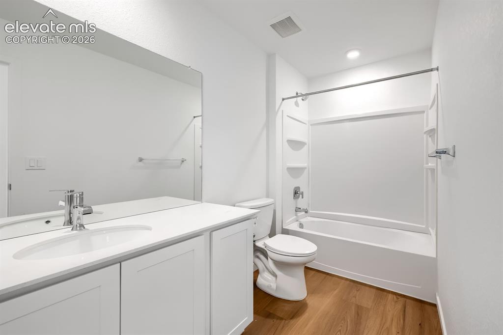 Image 11 of 12: Bathroom