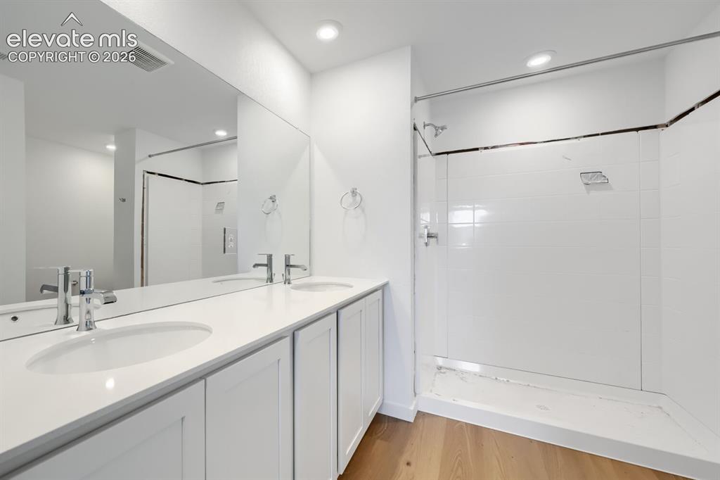 Image 8 of 12: Bathroom