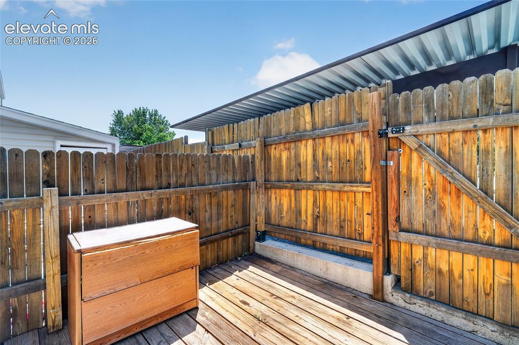 Image 10 of 20: Deck