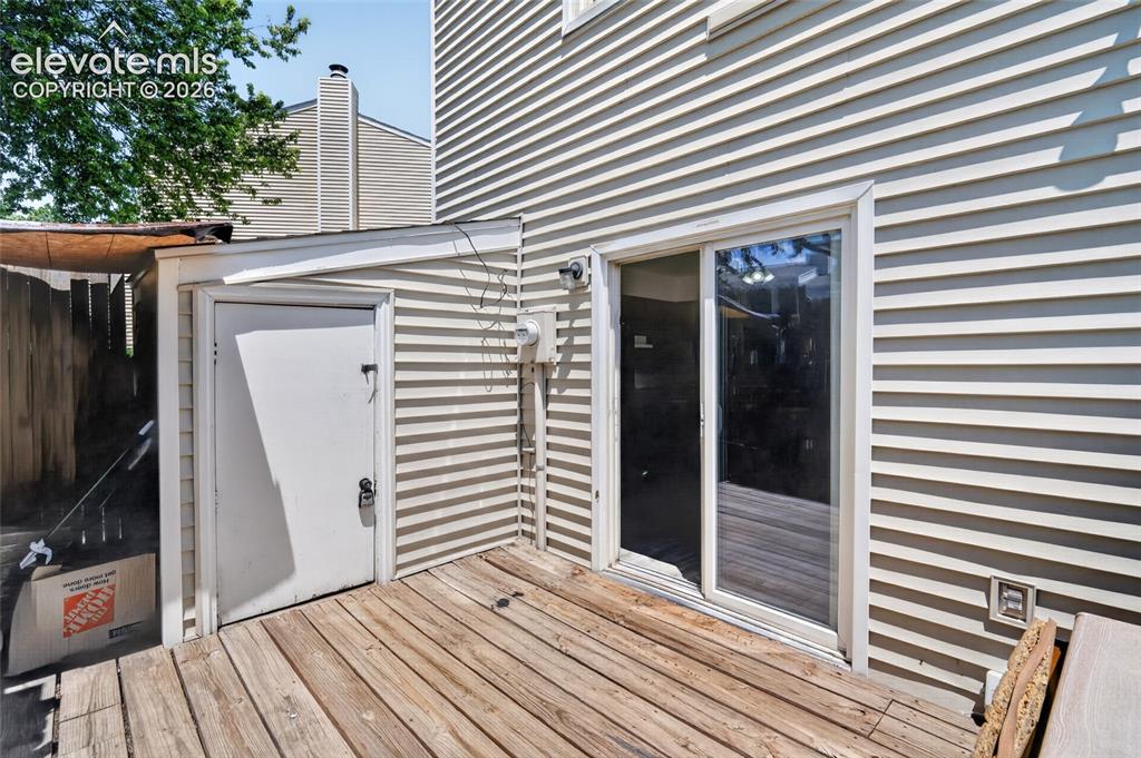 Image 11 of 20: Deck