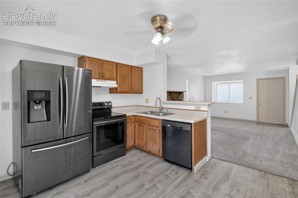 Image 15 of 20: Kitchen