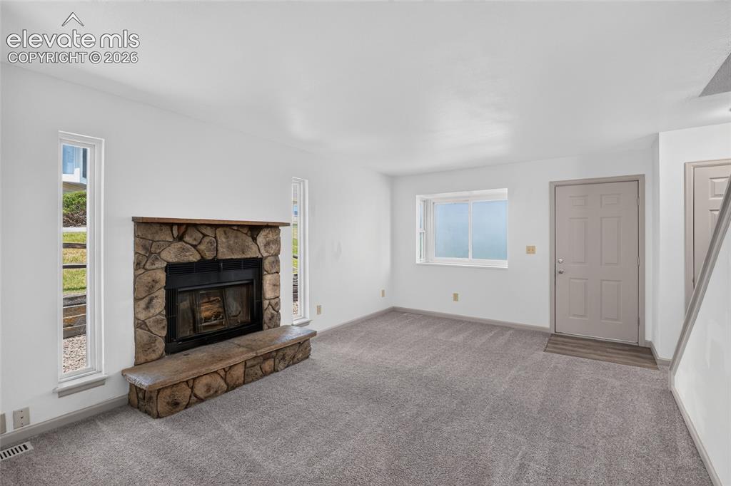 Image 17 of 20: Living Room