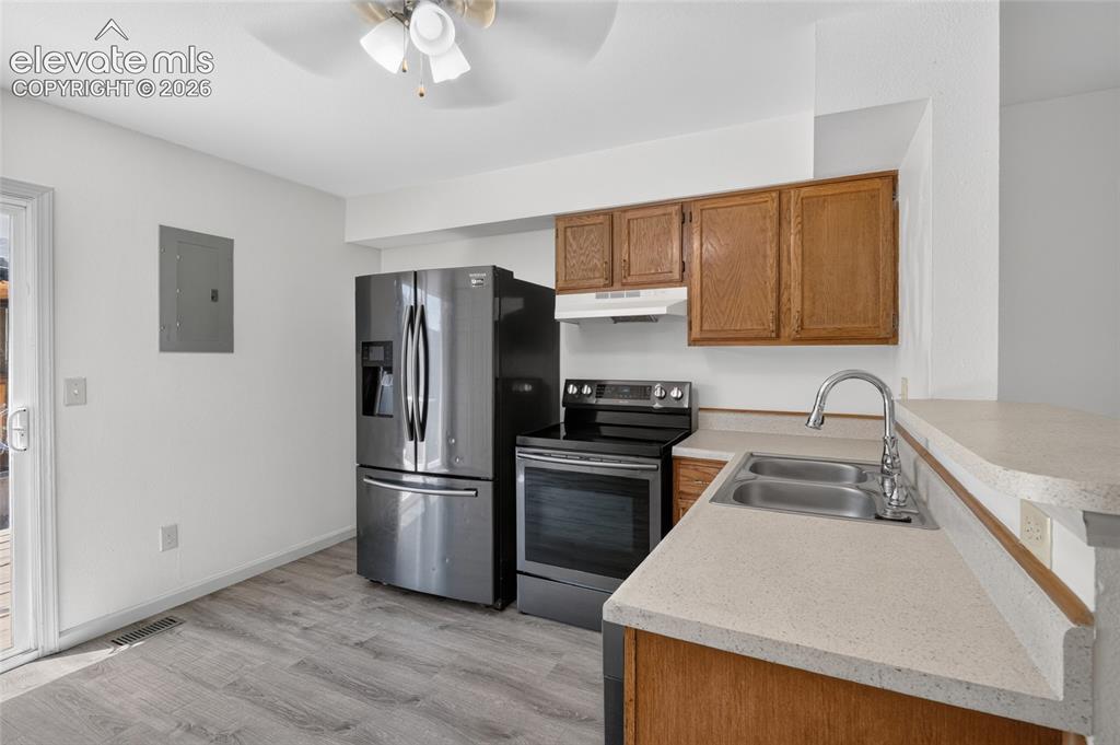 Image 5 of 20: Kitchen