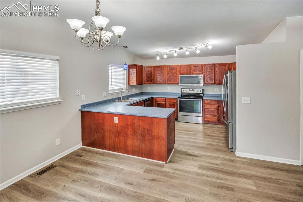 Image 19 of 48: Kitchen