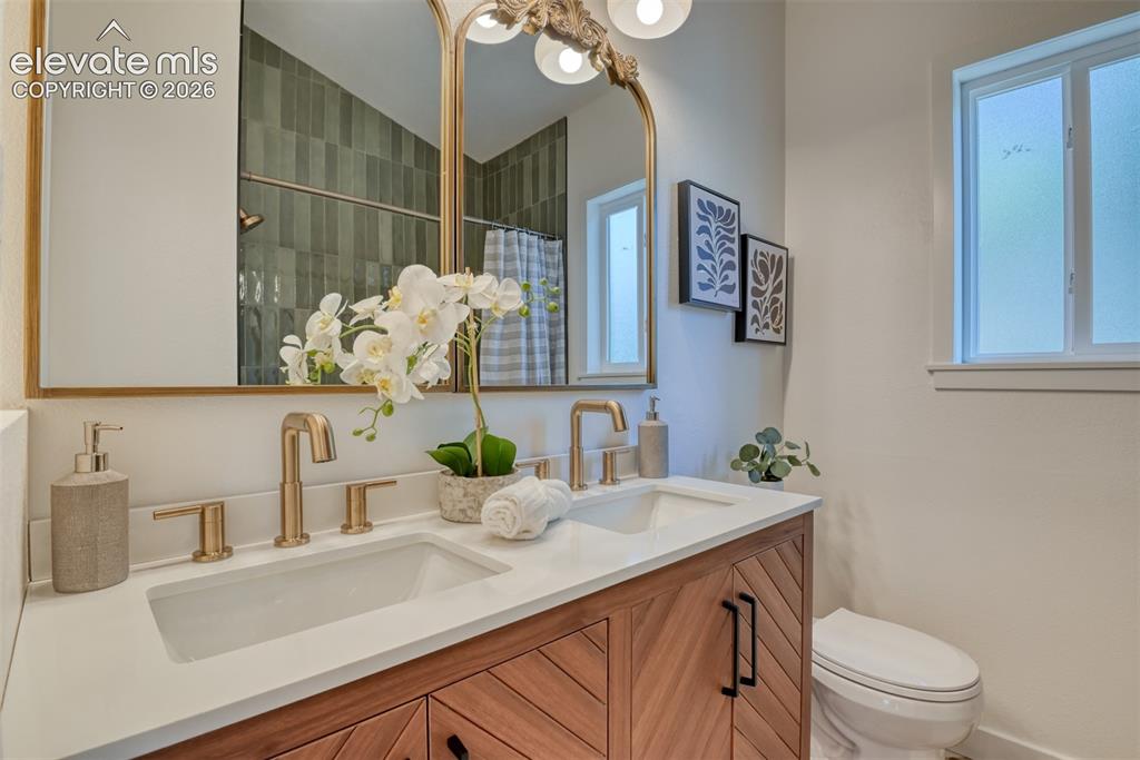 Image 18 of 32: Bathroom