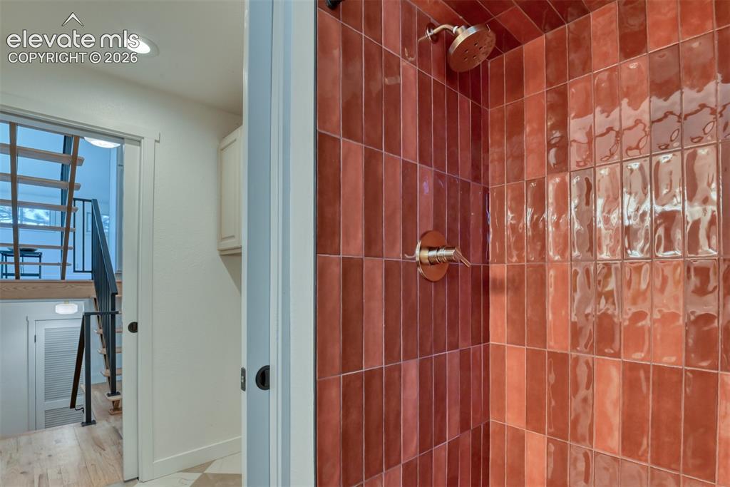Image 22 of 32: Bathroom