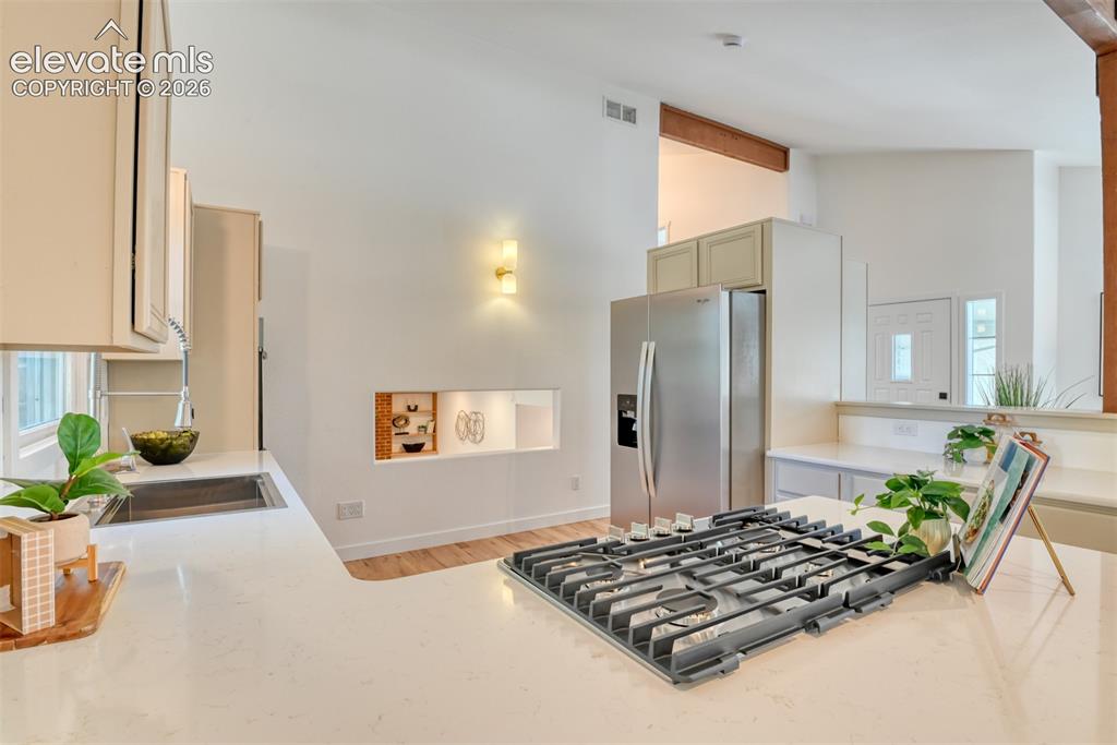 Image 7 of 32: Kitchen