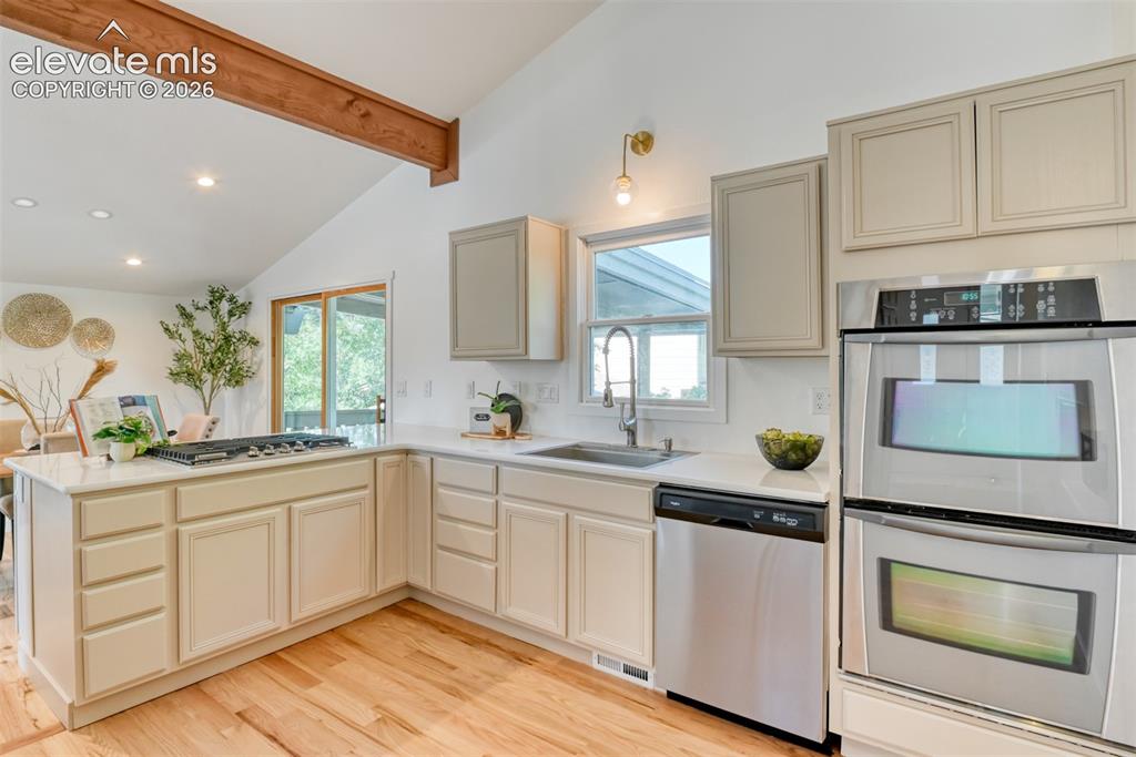 Image 8 of 32: Kitchen