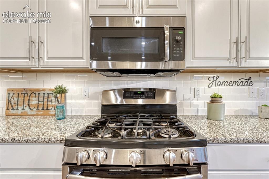 Image 14 of 49: Kitchen