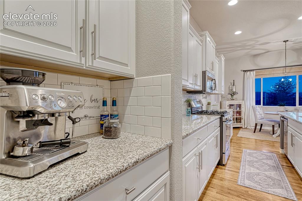 Image 15 of 49: Kitchen