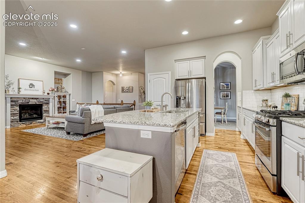 Image 16 of 49: Kitchen
