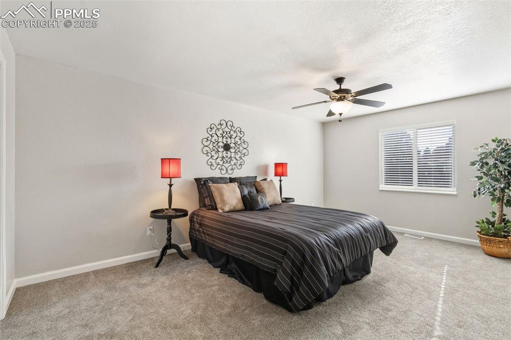 Image 13 of 27: Bedroom