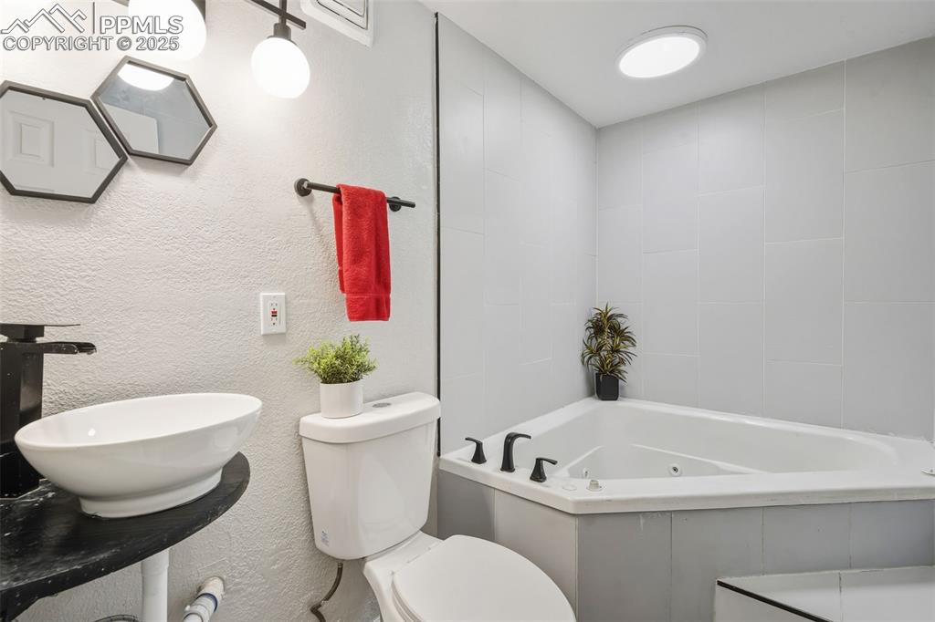 Image 21 of 27: Bathroom