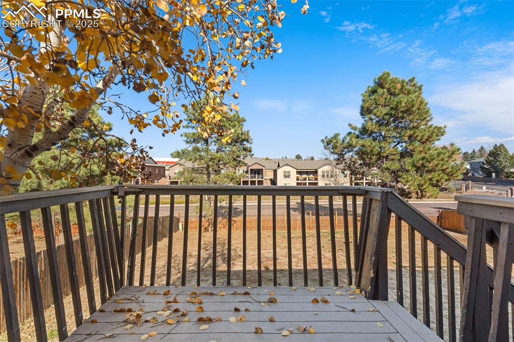 Image 25 of 27: Deck