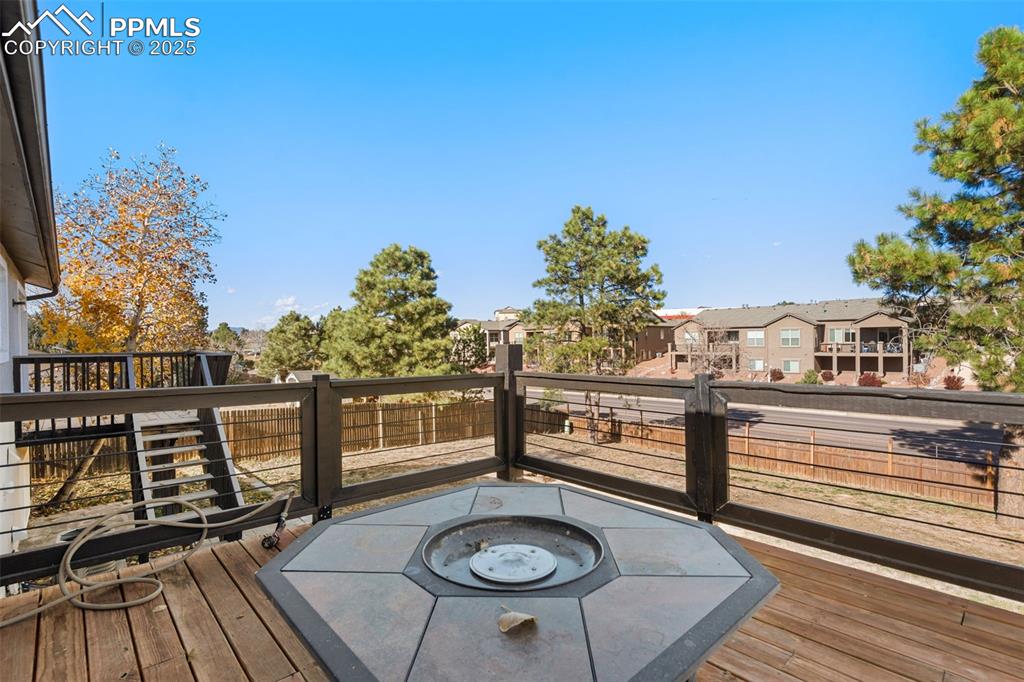 Image 26 of 27: Deck