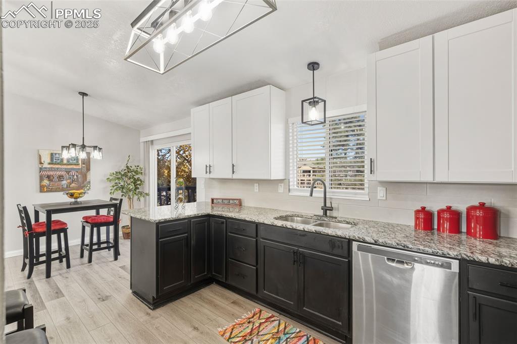 Image 7 of 27: Kitchen