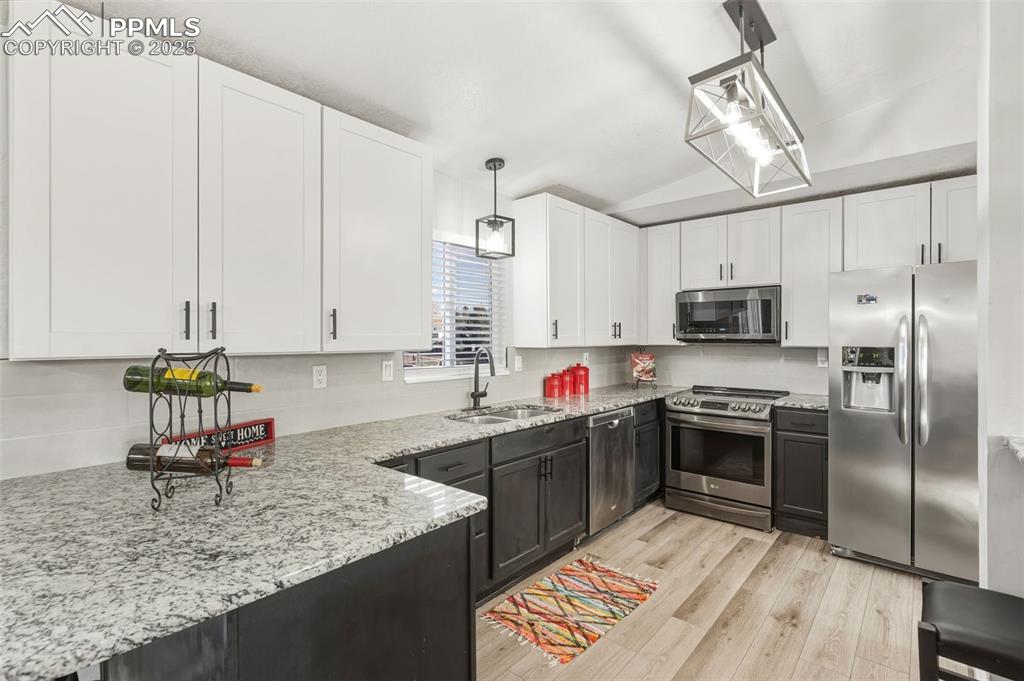 Image 9 of 27: Kitchen