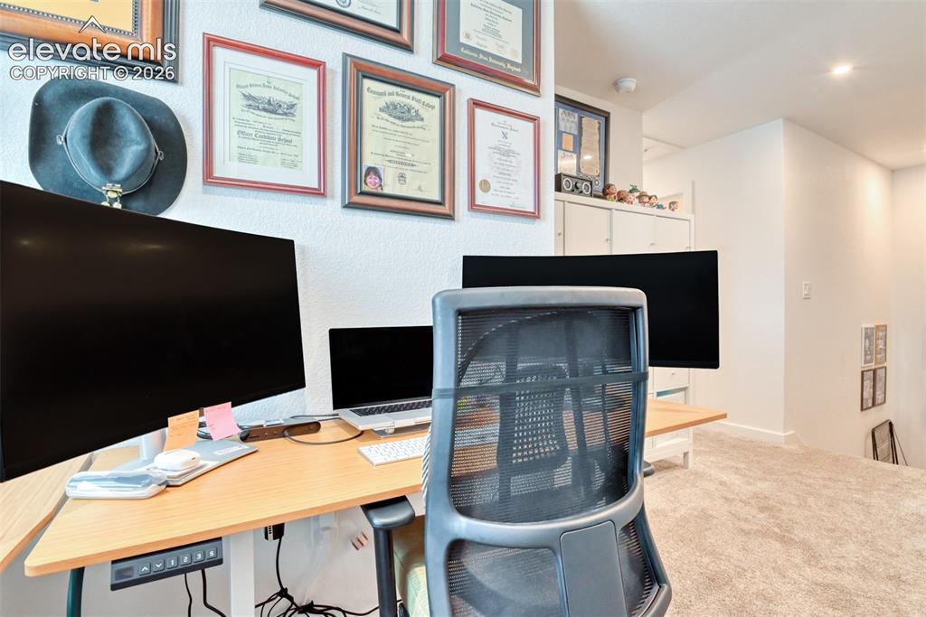 Image 19 of 37: Office