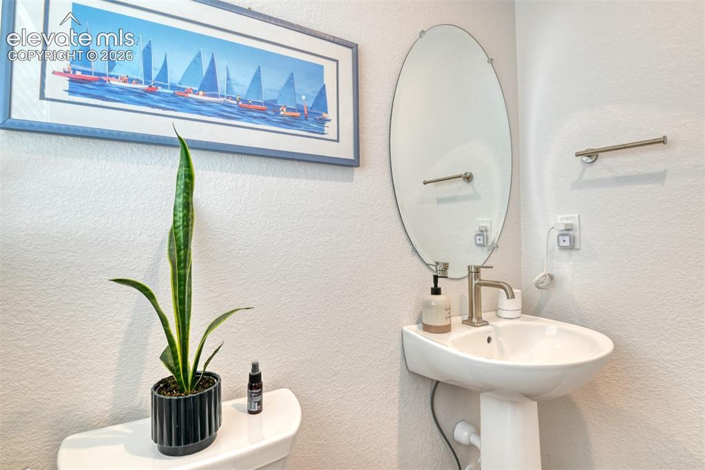 Image 26 of 37: Bathroom