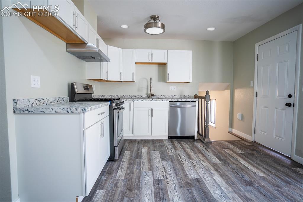Image 10 of 24: Kitchen