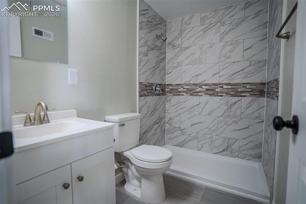 Image 14 of 24: Bathroom