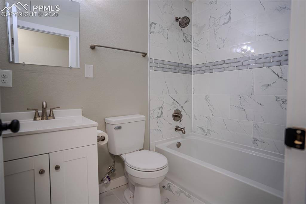 Image 17 of 24: Bathroom